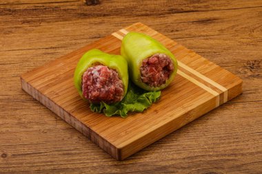 Çiğ dolma yeşil dolma biber ve et.