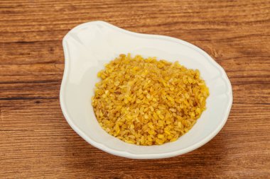 Vejetaryen mutfağı. Kasede pişirmek için kuru bulgur.