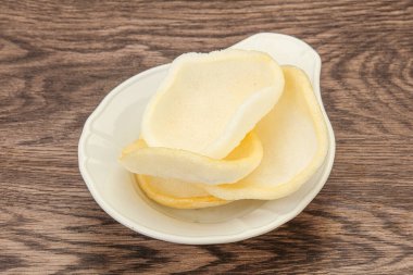 Asya usülü - kâsede ev yapımı karides cipsi