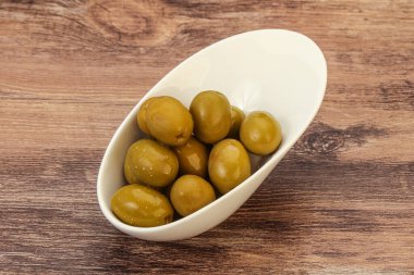 Kavanozda yeşil zeytin turşusu