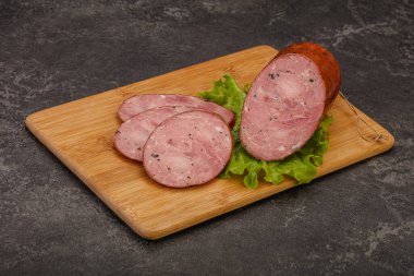 Baharatlı ve otlu füme jambon.