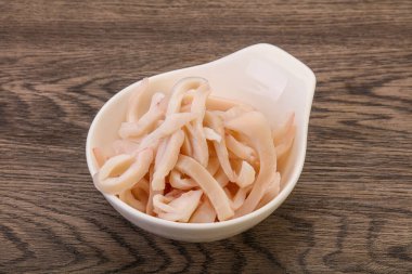 Lezzetli marine edilmiş mürekkep balığı kasede atıştırmalık parçalar.