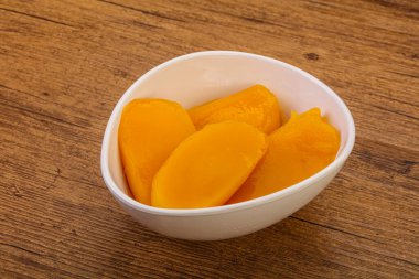 Şuruplu tatlı mango dilimleri.