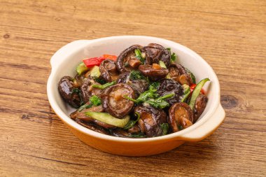 Baharatlı ve otlu terbiye edilmiş Shiitake mantarı.