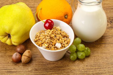 Organik granola ve sütle kahvaltı