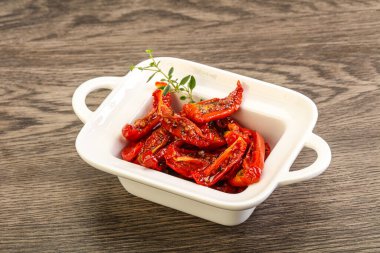 Zeytinyağlı, güneşte kurutulmuş domates, otlar ve baharatlar.