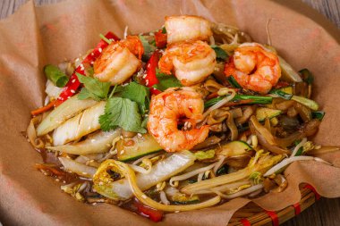 Asya mutfağı - Karides ve sebzeli Wok