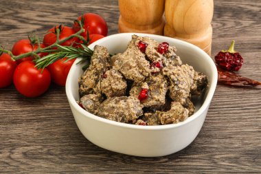 Krema soslu tavuk ciğeri biberiye servis edildi.