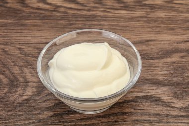 Süt ekşi krema kasede