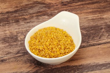Vejetaryen mutfağı. Kasede pişirmek için kuru bulgur.