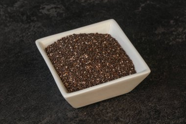 Baharatlı chia tohumları kasede yığılıyor.