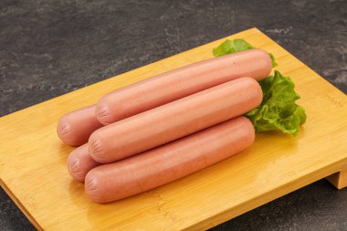 Lezzetli et sosisleri güverteye yığılmış.