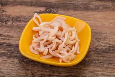 Lezzetli marine edilmiş mürekkep balığı kasede atıştırmalık parçalar.