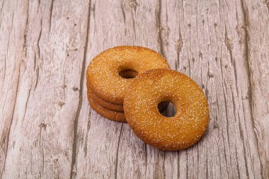 Tatlı ve çıtır çıtır zencefilli kurabiye yığını