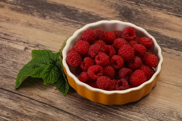 Rode Heldere Rijpe Zoete Frambozen Met Blad — Stockfoto