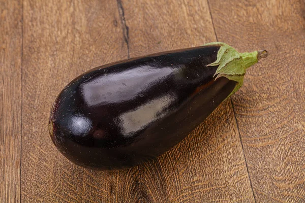 Aubergine Fraîche Mûre Noire Sur Fond — Photo