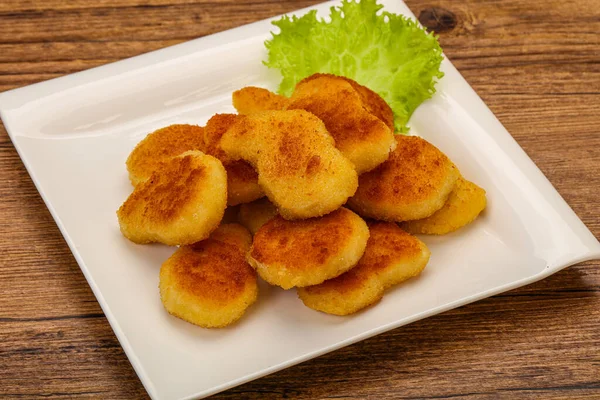 Stekta Läckra Kycklingnuggets Serveras Salladsblad — Stockfoto