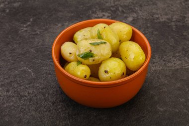 Kasede taze haşlanmış patates soğan servis edildi.