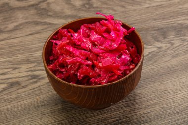 Kasede pancar kökü olan marine edilmiş kırmızı lahana.