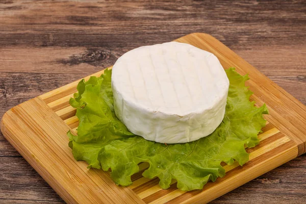 Delizioso Brie Tradizionale Formaggio Morbido Rotondo — Foto Stock