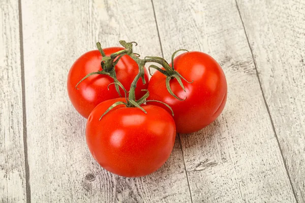 赤鮮やかな熟した甘いトマトの枝 — ストック写真
