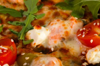 Somonlu pizza ve roka peynirli mozzarella.