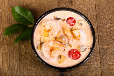 Karidesli geleneksel Tom Yam çorbası.