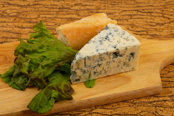 Blauschimmelkäse Mit Salatblättern Über Bord — Stockfoto