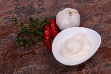 Beyaz kasede mayonez sosu kekik, kırmızı biber ve sarımsak servis edildi.