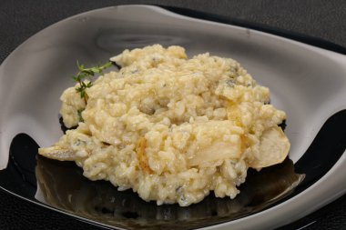 Armut ve gorgonzola peynirli risotto.