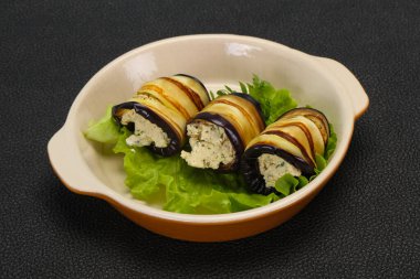 Peynirli patlıcan dolması ve otlar salata servis