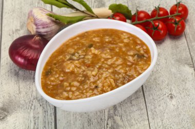 Kafkas Kharço çorbası, sığır eti ve pilav.