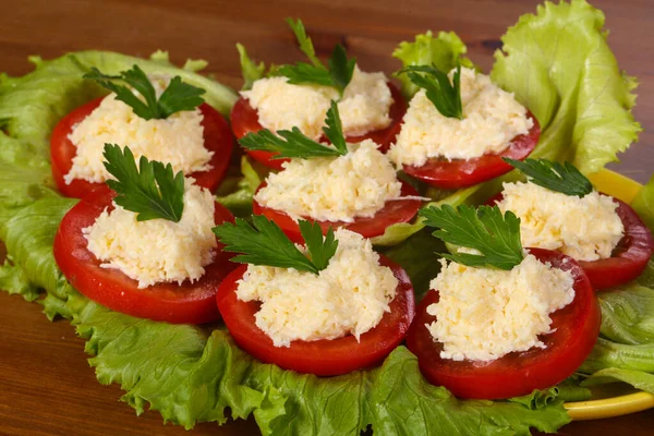 Kawałki Pomidorów Serem Serwowane Pietruszki Liści Sałatki — Zdjęcie stockowe