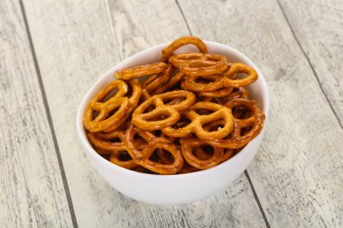 Tabaktaki tuzlu kraker yığını.