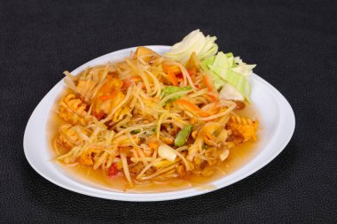 Papaya ve karidesli Tayland salatası.