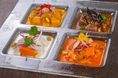 Somon ve soslu balık atıştırmalığı.