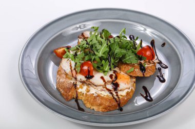 Tavuklu, krem peynirli ve domatesli