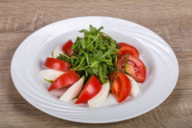 Mozarela ve domatesli geleneksel İtalyan Caprese salatası