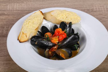 Kasede kaynamış midye ve ekmek.