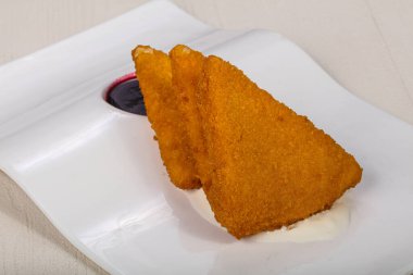 Kızarmış peynir dilimi ve çilek sosu.