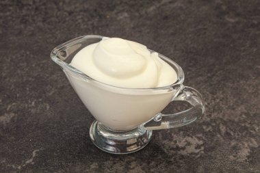 Süt ekşi krema kasede