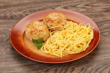 Peynirli spagetti ve ev yapımı tavuk pirzolası.