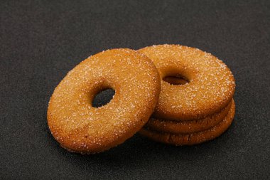 Tatlı ve çıtır çıtır zencefilli kurabiye yığını