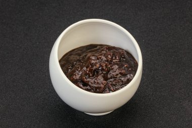 Kasede acı biber sosu var.