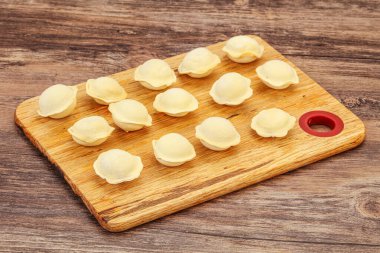 Pişirmek için çiğ etli börek.