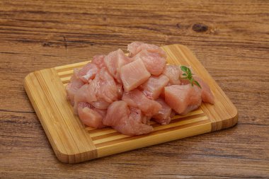 Pişirmek için çiğ tavuk göğsü.