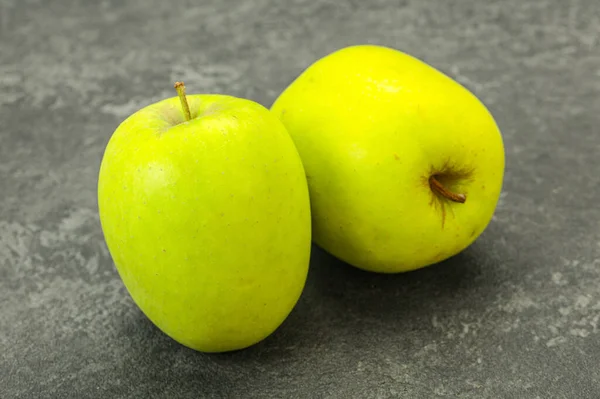 Два Стиглих Зелених Солодких Смачних Яблука — стокове фото