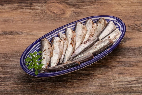 提供されるボウルにアンチョビ魚のスナックバジルの葉 — ストック写真