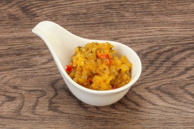 Salatalık ve hardal tohumlu sos.