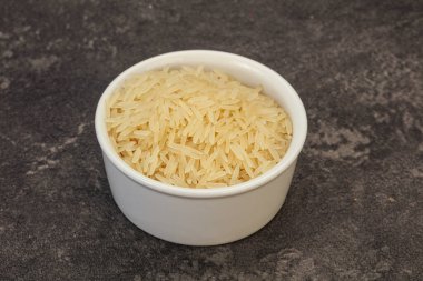 Tabakta çiğ Hint basmati pilavı